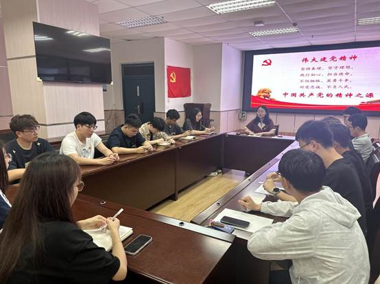 支部党员对伟大建党精神深刻内涵展开讨论 封从健摄