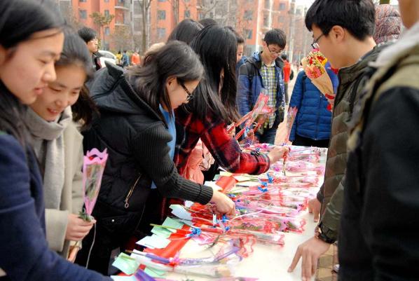 思美节williamhill威廉希尔官网‍‍‍‍‍‍‍‍在现场组织签名送花活动 赵杰摄