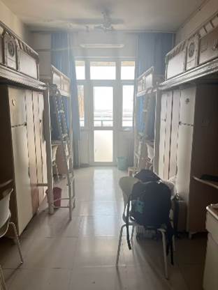 房间里有门  AI 生成的内容可能不正确。