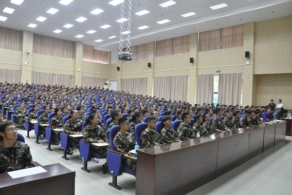 2016级新生参加新生年级大会 摄影:王广雷